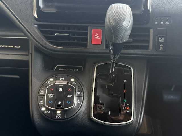 トヨタ ノア X 大阪府 2021(令3)年 5万km ボルドーマイカメタリック /社外ナビ（AVIC－RZ811）/・フルTV/BT/SD/CD/DVD//社外フリップダウンモニター【アルパイン】//バックカメラ//USB充電//ステアリングスイッチ//クルーズコントロール//アイドリングストップ//オートハイビーム//衝突軽減ブレーキ//レーンキープアシスト//片側パワースライドドア//ビルトインETC//プッシュスタート//スマートキー//前後ドラレコ【ZDR-015】