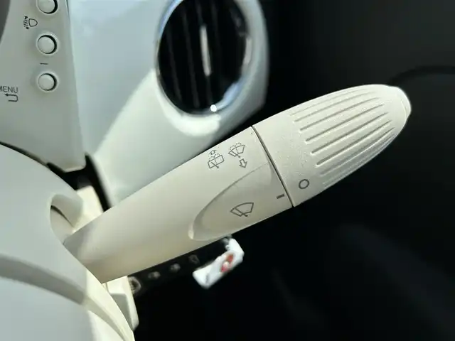 フィアット ５００ ツインエア ラウンジ 埼玉県 2020(令2)年 2.7万km 白 純正ディスプレイオーディオ/（BT/AM/FM)/純正16インチAW/ガラスルーフ/beatsオーディオ/純正ドライブレコーダー前後/純正ETC/後方コーナーセンサー/スペアキー１本/フォグライト/ASR/MT付シフト/ステアリングリモコン/パワーウインドウ/パワーステアリング/車両説明書/保証書