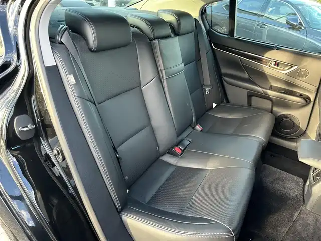 レクサス ＧＳ 350 バージョンL 愛媛県 2013(平25)年 5.7万km スターライトブラックガラスフレーク 登録時走行距離：57007km/メーカーOP純正ナビ/ビルトインETC/バックカメラ/クルコン/パドルシフト/パーキングアシスト/衝突軽減システム/盗難防止装置/横滑り防止装置/サンルーフ/D+Nシートヒーター/D+Nパワーシート/オートライト/オートハイビーム/エンジンスタートボタン/スマートキー/純正フロアマット
