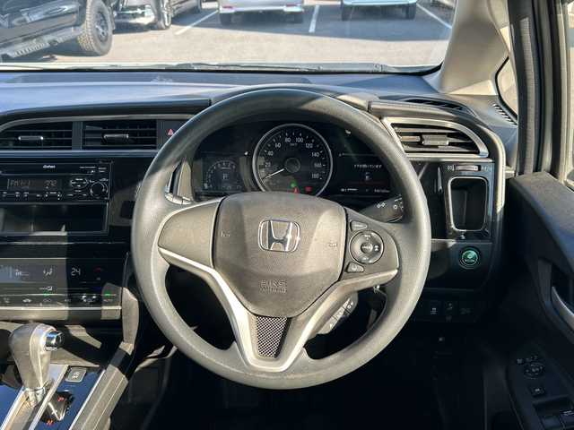 ホンダ シャトル G ホンダセンシング 鹿児島県 2019(平31)年 4.7万km プラチナホワイトパール クルーズコントロール/レーンキープアシスト/CD再生/パワーステアリング/保証書/取扱説明書/記録簿/アイドリングストップ/スペアキー/ミュージックプレイヤー接続/フルフラットシート/純正フロアマット/横滑り防止装置/衝突被害軽減システム