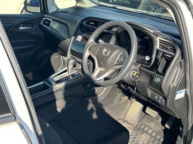 ホンダ シャトル G ホンダセンシング 鹿児島県 2019(平31)年 4.7万km プラチナホワイトパール クルーズコントロール/レーンキープアシスト/CD再生/パワーステアリング/保証書/取扱説明書/記録簿/アイドリングストップ/スペアキー/ミュージックプレイヤー接続/フルフラットシート/純正フロアマット/横滑り防止装置/衝突被害軽減システム