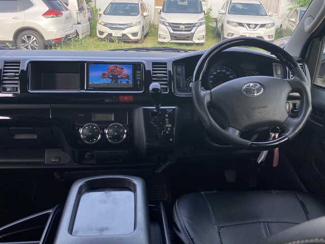 トヨタ ハイエース GL 岩手県 2013(平25)年 8.2万km ブラックマイカ ワンオーナー/4WD/社外SDナビ/・CN-5300WD/CD、DVD、BT、MSV、フルセグTV/社外フリップダウンモニター/ベットキットシート/バックカメラ/ETC/革調シートカバー/ウッドコンビハンドル/リモコンキー/フロアマット/片側パワースライドドア/オートライト/キセノンライト/フォグランプ/保証書/取扱説明書