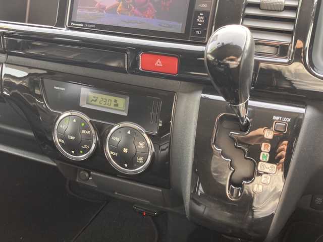 トヨタ ハイエース GL 岩手県 2013(平25)年 8.2万km ブラックマイカ ワンオーナー/4WD/社外SDナビ/・CN-5300WD/CD、DVD、BT、MSV、フルセグTV/社外フリップダウンモニター/ベットキットシート/バックカメラ/ETC/革調シートカバー/ウッドコンビハンドル/リモコンキー/フロアマット/片側パワースライドドア/オートライト/キセノンライト/フォグランプ/保証書/取扱説明書