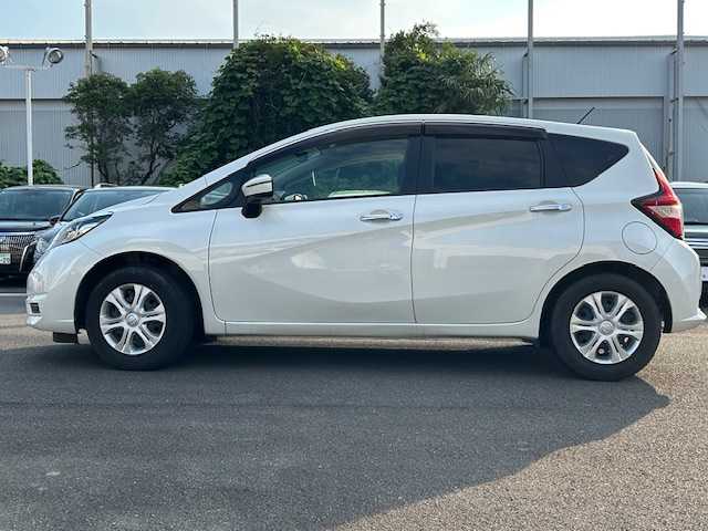 日産 ノート X 静岡県 2019(平31)年 1.5万km ブリリアントホワイトパール ワンオーナー/社外SDナビ/AM/FM/CD/DVD/BT/フルセグ/バックカメラ/純正フロアマット/アイドリングストップ/衝突軽減ブレーキ/プッシュスタート/スマートキー/オートライト
