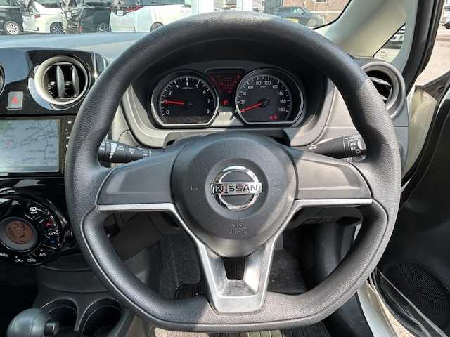 日産 ノート X 静岡県 2019(平31)年 1.5万km ブリリアントホワイトパール ワンオーナー/社外SDナビ/AM/FM/CD/DVD/BT/フルセグ/バックカメラ/純正フロアマット/アイドリングストップ/衝突軽減ブレーキ/プッシュスタート/スマートキー/オートライト
