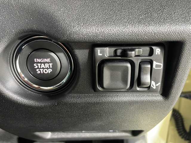 スズキ ジムニー ノマド FC 沖縄県 2025(令7)年 0.1万km ベージュ 禁煙車　/４ＷＤ　/ワンオーナー/8インチ純正ディーラーＯＰナビ/【ＣＤ／ＤＶＤ／フルセグＴＶ／ＢＴ】　/バックカメラ　/ＥＴＣ　/レーダークルーズコントロール　/レーダーブレーキサポート/ダウンヒルアシストコントロール　/ＬＥＤヘッドライト　/ヘッドライトウォッシャー/１５インチ純正アルミ/背面タイヤ