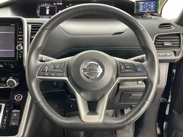 日産 セレナ ライダー 道央・札幌 2016(平28)年 7.3万km ダイヤモンドブラック ・4WD/・寒冷地仕様/・純正ナビ&CD&DVD&SD&BT&TV/・全方位カメラ/・純正フリップダウンモニター/・両側パワースライドドア/・プロパイロット/・衝突軽減ブレーキ/・レーンキープアシスト/・デジタルインナーミラー/・TVキャンセラー/・社外レーダー/・パーキングアシスト/・ドアミラーヒーター/・LEDヘッドライト/・LEDフォグランプ/・LEONIS15インチAW