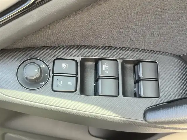 マツダ アクセラ 15S 島根県 2015(平27)年 3万km ディープクリスタルブルーマイカ 純正ナビ　/フルセグＴＶ　/ＤＶＤ再生　/Ｂｌｕｅｔｏｏｔｈ接続　/バックカメラ　/ＥＴＣ　/アイドリングストップ　/衝突軽減ブレーキ　/ブラインドスポットモニター　/スマートキー　/プッシュスタート　/純正１６インチアルミホイール　　/純正フロアマット/スペアキー１本