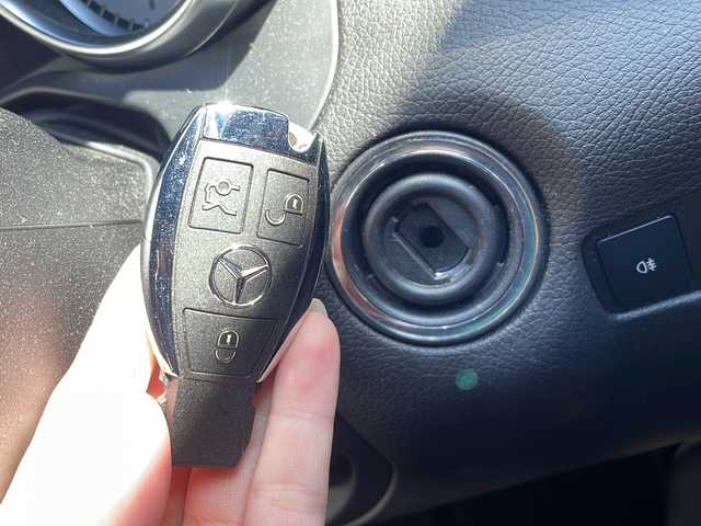 メルセデス・ベンツ ＳＬＫ２００ レーダーセーフティエディション 大阪府 2013(平25)年 1.5万km 白 メーカーHDDナビ/　CD.DVD.BT.フルセグTV/レザーシート/シートヒーター/ベンチレーション/メモリー機能付パワーシート/パドルシフト/HIDライト/ドライブレコーダー/ETC/バックカメラ/社外レーダー/レザーステアリング/ステアリングスイッチ/クルーズコントロール/純正フロアマット/保証書/スペアキー有