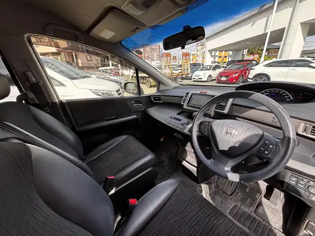 ホンダ フリード G プレミアムエディション 熊本県 2015(平27)年 8.4万km モダンスティールM 純正ナビ（VXM-152VFi）/【フルセグTV/Bluetooth/CD/DVD】/バックカメラ/両側パワースライドドア/クルーズコントロール/ビルトインETC/オートライト/ウィンカーミラー/ステアリングスイッチ/純正フロアマット/純正ドアバイザー/横滑り防止/盗難防止装置/保証書/取扱説明書