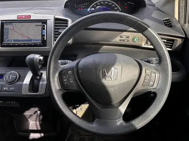 ホンダ フリード G プレミアムエディション 熊本県 2015(平27)年 8.4万km モダンスティールM 純正ナビ（VXM-152VFi）/【フルセグTV/Bluetooth/CD/DVD】/バックカメラ/両側パワースライドドア/クルーズコントロール/ビルトインETC/オートライト/ウィンカーミラー/ステアリングスイッチ/純正フロアマット/純正ドアバイザー/横滑り防止/盗難防止装置/保証書/取扱説明書