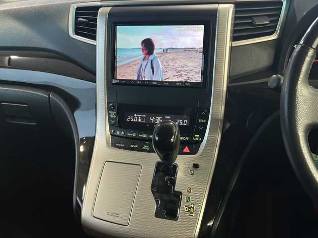 トヨタ アルファード 240S タイプゴールド 岐阜県 2013(平25)年 10.3万km ホワイトパールクリスタルシャイン ワンオーナー/ALPINE8インチナビ/フルセグTV/DVD/CD/HDD/AM/FM/SD/USB/Bluetooth/外部入力/ダブルサンルーフ/後席フリップダウンALPINEモニター/クルーズコントロール/ハーフレザーシート/ビルトインETC/パワーバックドア/両側パワースライドドア/ウッドステアリング/バックカメラ/プッシュスタート/スマートキー/nanoe/ECOMODE/電動格納ミラー/３列シート/純正マット/オートエアコン/オートライト/横滑り防止装置/ROOMライト