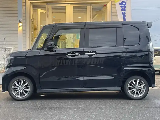 ホンダ Ｎ ＢＯＸ カスタム L 秋田県 2022(令4)年 4.9万km クリスタルブラックパール (株)IDOMが運営する【じしゃロン秋田店】の自社ローン対象車両になります。こちらは現金ご利用時の価格です。自社ローンご希望の方は別途その旨お申付け下さい。/Honda SENSING/衝突軽減ブレーキ（CMBS）/誤発進抑制機能/歩行者事故低減ステアリング/路外逸脱抑制機能/渋滞追従機能付アダプティブクルーズコントロール（ACC）/車線維持支援システム（LKAS）/先行車発進お知らせ機能/標識認識機能/後方誤発進抑制機能/オートハイビーム/純正SDナビ【CD/DVD/SD/Bluetooth/Apple CarPlay/Music Rack/HDMI/USB/iPod】/バックカメラ/フルセグTV/片側パワースライドドア/前席シートヒーター/後席コーナーセンサー/LEDヘッドライト