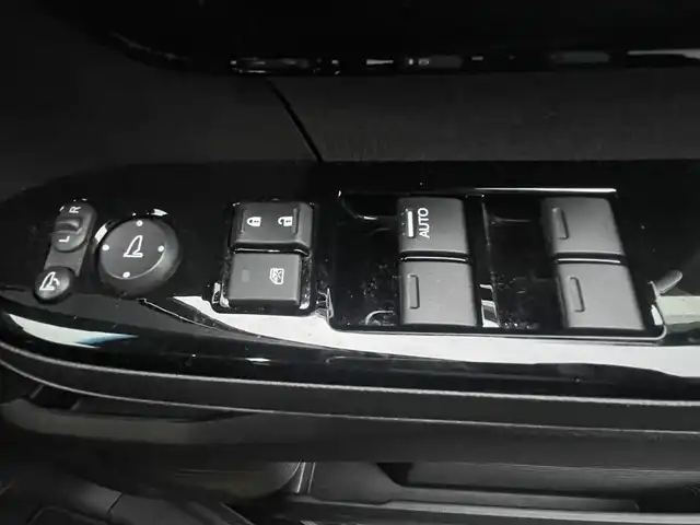 ホンダ Ｎ ＢＯＸ カスタム L 秋田県 2022(令4)年 4.9万km クリスタルブラックパール (株)IDOMが運営する【じしゃロン秋田店】の自社ローン対象車両になります。こちらは現金ご利用時の価格です。自社ローンご希望の方は別途その旨お申付け下さい。/Honda SENSING/衝突軽減ブレーキ（CMBS）/誤発進抑制機能/歩行者事故低減ステアリング/路外逸脱抑制機能/渋滞追従機能付アダプティブクルーズコントロール（ACC）/車線維持支援システム（LKAS）/先行車発進お知らせ機能/標識認識機能/後方誤発進抑制機能/オートハイビーム/純正SDナビ【CD/DVD/SD/Bluetooth/Apple CarPlay/Music Rack/HDMI/USB/iPod】/バックカメラ/フルセグTV/片側パワースライドドア/前席シートヒーター/後席コーナーセンサー/LEDヘッドライト