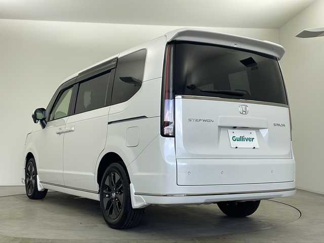 ホンダ ステップワゴン スパーダ 秋田県 2025(令7)年 0.1万km未満 プラチナホワイトパール ４WD/純正ナビ【AM/FM/CD/DVD/BT】 /フルセグTV /フリップダウンモニター /プッシュスタート /スマートキー/スペアキー有り/純正エンジンスターター /ETC /両側パワースライドドア　/電動リアゲート　　/レーダークルーズコントロール　/前席シートヒーター　/パドルシフト　/自動パーキングブレーキ　/ブレーキホールド/横滑り防止装置/衝突被害軽減システム/レーン逸脱警報/コーナーセンサー /オートライト/ライトレベライザー /オートエアコン /フロントワイパーデアイサー /純正AW/純正フロアマット/サイドバイザー /リアサンシェード /ハーフレザーシート /革巻きステアリング