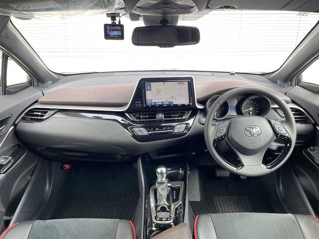 トヨタ Ｃ－ＨＲ G 大阪府 2018(平30)年 1.6万km ホワイトパールクリスタルシャイン ワンオーナー/モデリスタフルエアロ（フロント・サイド・リア）/モデリスタ19インチアルミホイール/純正９インチナビ/　FM/AM/フルセグTV/　Bluetooth/CD/DVD/SD/バックカメラ/フロントカメラ/ドライブレコーダー（NX-DR200S）/リアクロストラフィックアラート/クリアランスソナー＆バックソナー/TOYOTA Safety Sense/・プリクラッシュセーフティ/・レーンディパーチャーアラート（ステアリング制御付）/・オートマチックハイビーム/・レーダークルーズコントロール（全車速追従機能付）/ブラインドスポットモニター/ブレーキホールド/電動パーキングブレーキ/前席シートヒーター/前席レザー調シートカバー/革巻きステアリング/ステアリングスイッチ/ウィンカーミラー/記録簿：R1/2/3/4/5/6/7年分あり