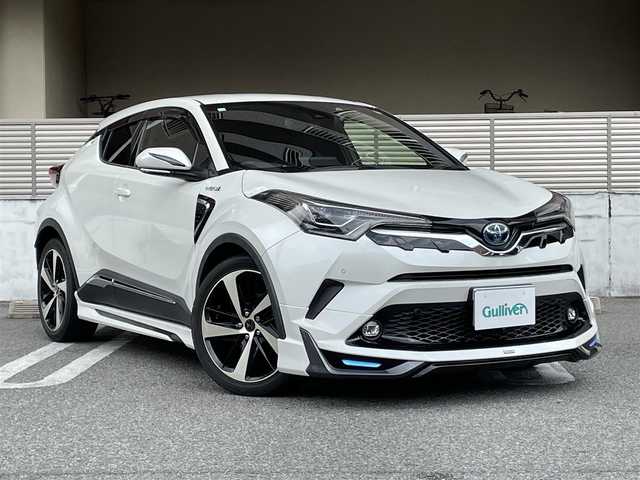 トヨタ Ｃ－ＨＲ G 大阪府 2018(平30)年 1.6万km ホワイトパールクリスタルシャイン ワンオーナー/モデリスタフルエアロ（フロント・サイド・リア）/モデリスタ19インチアルミホイール/純正９インチナビ/　FM/AM/フルセグTV/　Bluetooth/CD/DVD/SD/バックカメラ/フロントカメラ/ドライブレコーダー（NX-DR200S）/リアクロストラフィックアラート/クリアランスソナー＆バックソナー/TOYOTA Safety Sense/・プリクラッシュセーフティ/・レーンディパーチャーアラート（ステアリング制御付）/・オートマチックハイビーム/・レーダークルーズコントロール（全車速追従機能付）/ブラインドスポットモニター/ブレーキホールド/電動パーキングブレーキ/前席シートヒーター/前席レザー調シートカバー/革巻きステアリング/ステアリングスイッチ/ウィンカーミラー/記録簿：R1/2/3/4/5/6/7年分あり