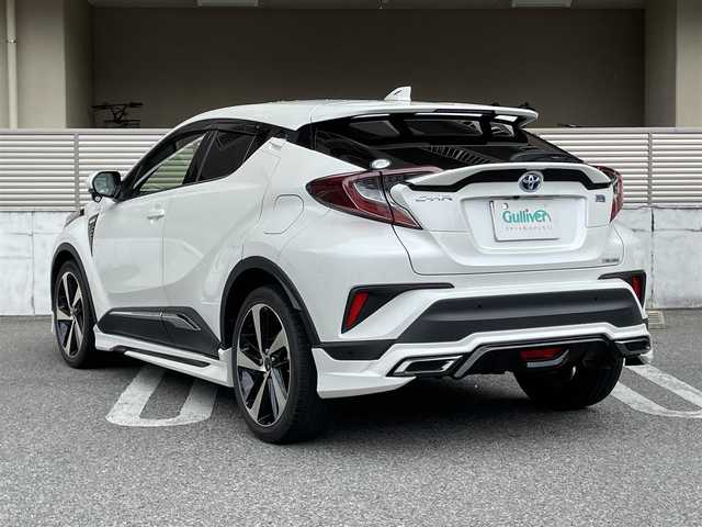 トヨタ Ｃ－ＨＲ G 大阪府 2018(平30)年 1.6万km ホワイトパールクリスタルシャイン ワンオーナー/モデリスタフルエアロ（フロント・サイド・リア）/モデリスタ19インチアルミホイール/純正９インチナビ/　FM/AM/フルセグTV/　Bluetooth/CD/DVD/SD/バックカメラ/フロントカメラ/ドライブレコーダー（NX-DR200S）/リアクロストラフィックアラート/クリアランスソナー＆バックソナー/TOYOTA Safety Sense/・プリクラッシュセーフティ/・レーンディパーチャーアラート（ステアリング制御付）/・オートマチックハイビーム/・レーダークルーズコントロール（全車速追従機能付）/ブラインドスポットモニター/ブレーキホールド/電動パーキングブレーキ/前席シートヒーター/前席レザー調シートカバー/革巻きステアリング/ステアリングスイッチ/ウィンカーミラー/記録簿：R1/2/3/4/5/6/7年分あり
