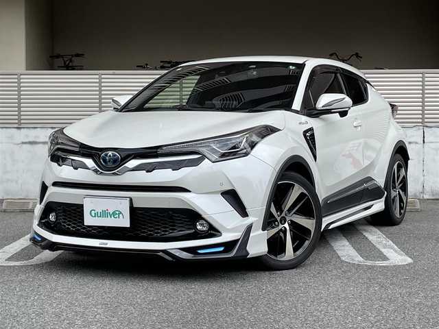 トヨタ Ｃ－ＨＲ G 大阪府 2018(平30)年 1.6万km ホワイトパールクリスタルシャイン ワンオーナー/モデリスタフルエアロ（フロント・サイド・リア）/モデリスタ19インチアルミホイール/純正９インチナビ/　FM/AM/フルセグTV/　Bluetooth/CD/DVD/SD/バックカメラ/フロントカメラ/ドライブレコーダー（NX-DR200S）/リアクロストラフィックアラート/クリアランスソナー＆バックソナー/TOYOTA Safety Sense/・プリクラッシュセーフティ/・レーンディパーチャーアラート（ステアリング制御付）/・オートマチックハイビーム/・レーダークルーズコントロール（全車速追従機能付）/ブラインドスポットモニター/ブレーキホールド/電動パーキングブレーキ/前席シートヒーター/前席レザー調シートカバー/革巻きステアリング/ステアリングスイッチ/ウィンカーミラー/記録簿：R1/2/3/4/5/6/7年分あり