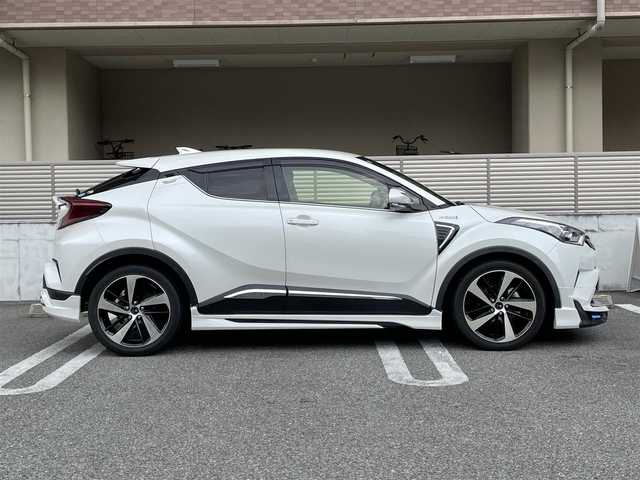 トヨタ Ｃ－ＨＲ G 大阪府 2018(平30)年 1.6万km ホワイトパールクリスタルシャイン ワンオーナー/モデリスタフルエアロ（フロント・サイド・リア）/モデリスタ19インチアルミホイール/純正９インチナビ/　FM/AM/フルセグTV/　Bluetooth/CD/DVD/SD/バックカメラ/フロントカメラ/ドライブレコーダー（NX-DR200S）/リアクロストラフィックアラート/クリアランスソナー＆バックソナー/TOYOTA Safety Sense/・プリクラッシュセーフティ/・レーンディパーチャーアラート（ステアリング制御付）/・オートマチックハイビーム/・レーダークルーズコントロール（全車速追従機能付）/ブラインドスポットモニター/ブレーキホールド/電動パーキングブレーキ/前席シートヒーター/前席レザー調シートカバー/革巻きステアリング/ステアリングスイッチ/ウィンカーミラー/記録簿：R1/2/3/4/5/6/7年分あり