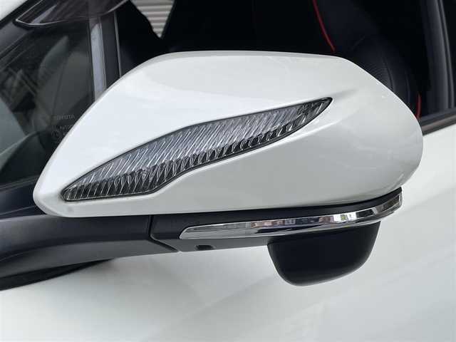 トヨタ Ｃ－ＨＲ G 大阪府 2018(平30)年 1.6万km ホワイトパールクリスタルシャイン ワンオーナー/モデリスタフルエアロ（フロント・サイド・リア）/モデリスタ19インチアルミホイール/純正９インチナビ/　FM/AM/フルセグTV/　Bluetooth/CD/DVD/SD/バックカメラ/フロントカメラ/ドライブレコーダー（NX-DR200S）/リアクロストラフィックアラート/クリアランスソナー＆バックソナー/TOYOTA Safety Sense/・プリクラッシュセーフティ/・レーンディパーチャーアラート（ステアリング制御付）/・オートマチックハイビーム/・レーダークルーズコントロール（全車速追従機能付）/ブラインドスポットモニター/ブレーキホールド/電動パーキングブレーキ/前席シートヒーター/前席レザー調シートカバー/革巻きステアリング/ステアリングスイッチ/ウィンカーミラー/記録簿：R1/2/3/4/5/6/7年分あり