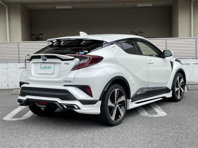 トヨタ Ｃ－ＨＲ G 大阪府 2018(平30)年 1.6万km ホワイトパールクリスタルシャイン ワンオーナー/モデリスタフルエアロ（フロント・サイド・リア）/モデリスタ19インチアルミホイール/純正９インチナビ/　FM/AM/フルセグTV/　Bluetooth/CD/DVD/SD/バックカメラ/フロントカメラ/ドライブレコーダー（NX-DR200S）/リアクロストラフィックアラート/クリアランスソナー＆バックソナー/TOYOTA Safety Sense/・プリクラッシュセーフティ/・レーンディパーチャーアラート（ステアリング制御付）/・オートマチックハイビーム/・レーダークルーズコントロール（全車速追従機能付）/ブラインドスポットモニター/ブレーキホールド/電動パーキングブレーキ/前席シートヒーター/前席レザー調シートカバー/革巻きステアリング/ステアリングスイッチ/ウィンカーミラー/記録簿：R1/2/3/4/5/6/7年分あり