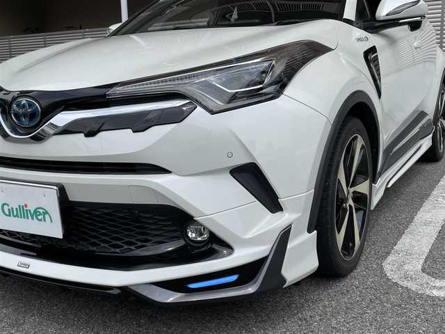 トヨタ Ｃ－ＨＲ G 大阪府 2018(平30)年 1.6万km ホワイトパールクリスタルシャイン ワンオーナー/モデリスタフルエアロ（フロント・サイド・リア）/モデリスタ19インチアルミホイール/純正９インチナビ/　FM/AM/フルセグTV/　Bluetooth/CD/DVD/SD/バックカメラ/フロントカメラ/ドライブレコーダー（NX-DR200S）/リアクロストラフィックアラート/クリアランスソナー＆バックソナー/TOYOTA Safety Sense/・プリクラッシュセーフティ/・レーンディパーチャーアラート（ステアリング制御付）/・オートマチックハイビーム/・レーダークルーズコントロール（全車速追従機能付）/ブラインドスポットモニター/ブレーキホールド/電動パーキングブレーキ/前席シートヒーター/前席レザー調シートカバー/革巻きステアリング/ステアリングスイッチ/ウィンカーミラー/記録簿：R1/2/3/4/5/6/7年分あり