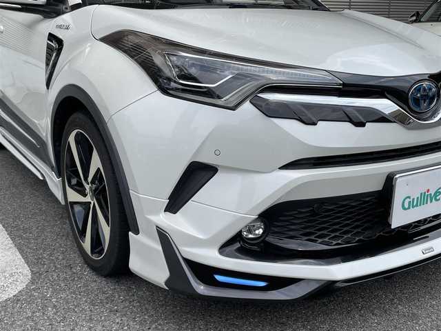 トヨタ Ｃ－ＨＲ G 大阪府 2018(平30)年 1.6万km ホワイトパールクリスタルシャイン ワンオーナー/モデリスタフルエアロ（フロント・サイド・リア）/モデリスタ19インチアルミホイール/純正９インチナビ/　FM/AM/フルセグTV/　Bluetooth/CD/DVD/SD/バックカメラ/フロントカメラ/ドライブレコーダー（NX-DR200S）/リアクロストラフィックアラート/クリアランスソナー＆バックソナー/TOYOTA Safety Sense/・プリクラッシュセーフティ/・レーンディパーチャーアラート（ステアリング制御付）/・オートマチックハイビーム/・レーダークルーズコントロール（全車速追従機能付）/ブラインドスポットモニター/ブレーキホールド/電動パーキングブレーキ/前席シートヒーター/前席レザー調シートカバー/革巻きステアリング/ステアリングスイッチ/ウィンカーミラー/記録簿：R1/2/3/4/5/6/7年分あり