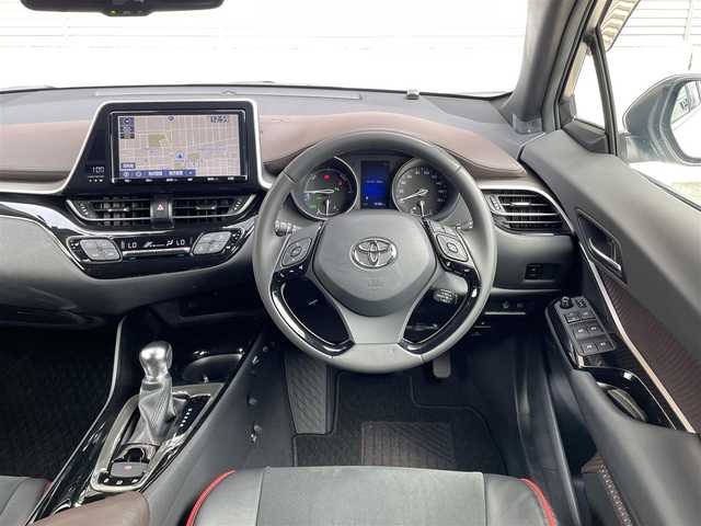 トヨタ Ｃ－ＨＲ G 大阪府 2018(平30)年 1.6万km ホワイトパールクリスタルシャイン ワンオーナー/モデリスタフルエアロ（フロント・サイド・リア）/モデリスタ19インチアルミホイール/純正９インチナビ/　FM/AM/フルセグTV/　Bluetooth/CD/DVD/SD/バックカメラ/フロントカメラ/ドライブレコーダー（NX-DR200S）/リアクロストラフィックアラート/クリアランスソナー＆バックソナー/TOYOTA Safety Sense/・プリクラッシュセーフティ/・レーンディパーチャーアラート（ステアリング制御付）/・オートマチックハイビーム/・レーダークルーズコントロール（全車速追従機能付）/ブラインドスポットモニター/ブレーキホールド/電動パーキングブレーキ/前席シートヒーター/前席レザー調シートカバー/革巻きステアリング/ステアリングスイッチ/ウィンカーミラー/記録簿：R1/2/3/4/5/6/7年分あり