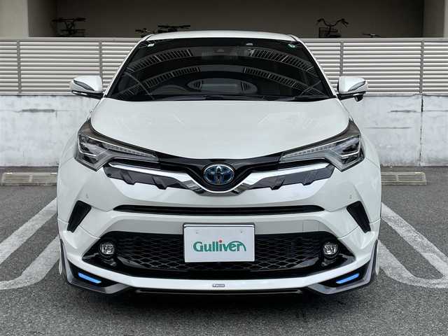 トヨタ Ｃ－ＨＲ G 大阪府 2018(平30)年 1.6万km ホワイトパールクリスタルシャイン ワンオーナー/モデリスタフルエアロ（フロント・サイド・リア）/モデリスタ19インチアルミホイール/純正９インチナビ/　FM/AM/フルセグTV/　Bluetooth/CD/DVD/SD/バックカメラ/フロントカメラ/ドライブレコーダー（NX-DR200S）/リアクロストラフィックアラート/クリアランスソナー＆バックソナー/TOYOTA Safety Sense/・プリクラッシュセーフティ/・レーンディパーチャーアラート（ステアリング制御付）/・オートマチックハイビーム/・レーダークルーズコントロール（全車速追従機能付）/ブラインドスポットモニター/ブレーキホールド/電動パーキングブレーキ/前席シートヒーター/前席レザー調シートカバー/革巻きステアリング/ステアリングスイッチ/ウィンカーミラー/記録簿：R1/2/3/4/5/6/7年分あり