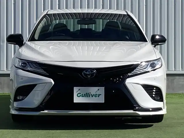 トヨタ カムリ WSレザーパッケージ 香川県 2020(令2)年 8.3万km プラチナホワイトパールマイカ 登録時走行距離：82489km/TRDエアロ/→フロントスポイラー/→サイドスカート/→リヤバンパースポイラー/トヨタセーフティーセンス/→プリクラッシュセーフティ/→レーンディパーチャーアラート/→レーダークルーズコントロール/→クリアランスソナー/→ヘッドアップディスプレイ/純正9インチディスプレイオーディオ/→ナビ機能あり/→フルセグTV・BT/ブラックレザーシート/シートヒーター/パワーシート/革巻きステアリング/ステアリングリモコン/パドルシフト/MTモード付AT/ホールド機能付き電子パーキングブレーキ/LEDヘッドライト/LEDフォグライト/純正18インチAW/スマートキー/プッシュスタート