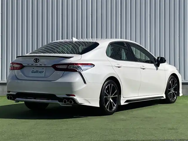 トヨタ カムリ WSレザーパッケージ 香川県 2020(令2)年 8.3万km プラチナホワイトパールマイカ 登録時走行距離：82489km/TRDエアロ/→フロントスポイラー/→サイドスカート/→リヤバンパースポイラー/トヨタセーフティーセンス/→プリクラッシュセーフティ/→レーンディパーチャーアラート/→レーダークルーズコントロール/→クリアランスソナー/→ヘッドアップディスプレイ/純正9インチディスプレイオーディオ/→ナビ機能あり/→フルセグTV・BT/ブラックレザーシート/シートヒーター/パワーシート/革巻きステアリング/ステアリングリモコン/パドルシフト/MTモード付AT/ホールド機能付き電子パーキングブレーキ/LEDヘッドライト/LEDフォグライト/純正18インチAW/スマートキー/プッシュスタート