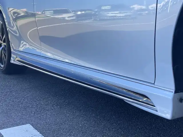 トヨタ カムリ WSレザーパッケージ 香川県 2020(令2)年 8.3万km プラチナホワイトパールマイカ 登録時走行距離：82489km/TRDエアロ/→フロントスポイラー/→サイドスカート/→リヤバンパースポイラー/トヨタセーフティーセンス/→プリクラッシュセーフティ/→レーンディパーチャーアラート/→レーダークルーズコントロール/→クリアランスソナー/→ヘッドアップディスプレイ/純正9インチディスプレイオーディオ/→ナビ機能あり/→フルセグTV・BT/ブラックレザーシート/シートヒーター/パワーシート/革巻きステアリング/ステアリングリモコン/パドルシフト/MTモード付AT/ホールド機能付き電子パーキングブレーキ/LEDヘッドライト/LEDフォグライト/純正18インチAW/スマートキー/プッシュスタート