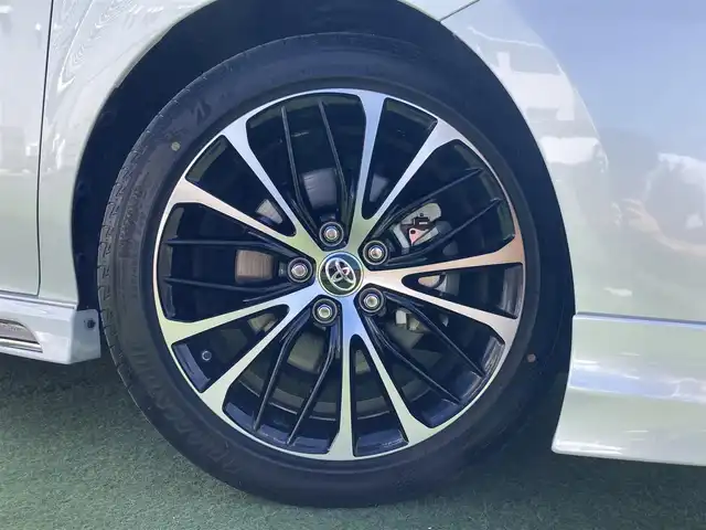 トヨタ カムリ WSレザーパッケージ 香川県 2020(令2)年 8.3万km プラチナホワイトパールマイカ 登録時走行距離：82489km/TRDエアロ/→フロントスポイラー/→サイドスカート/→リヤバンパースポイラー/トヨタセーフティーセンス/→プリクラッシュセーフティ/→レーンディパーチャーアラート/→レーダークルーズコントロール/→クリアランスソナー/→ヘッドアップディスプレイ/純正9インチディスプレイオーディオ/→ナビ機能あり/→フルセグTV・BT/ブラックレザーシート/シートヒーター/パワーシート/革巻きステアリング/ステアリングリモコン/パドルシフト/MTモード付AT/ホールド機能付き電子パーキングブレーキ/LEDヘッドライト/LEDフォグライト/純正18インチAW/スマートキー/プッシュスタート