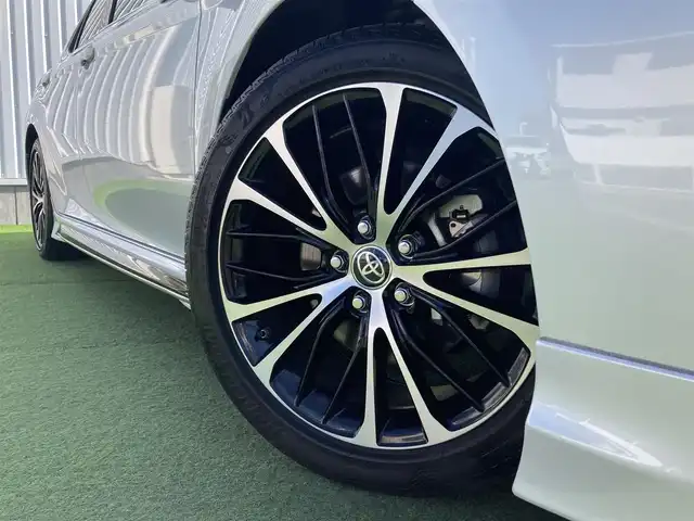 トヨタ カムリ WSレザーパッケージ 香川県 2020(令2)年 8.3万km プラチナホワイトパールマイカ 登録時走行距離：82489km/TRDエアロ/→フロントスポイラー/→サイドスカート/→リヤバンパースポイラー/トヨタセーフティーセンス/→プリクラッシュセーフティ/→レーンディパーチャーアラート/→レーダークルーズコントロール/→クリアランスソナー/→ヘッドアップディスプレイ/純正9インチディスプレイオーディオ/→ナビ機能あり/→フルセグTV・BT/ブラックレザーシート/シートヒーター/パワーシート/革巻きステアリング/ステアリングリモコン/パドルシフト/MTモード付AT/ホールド機能付き電子パーキングブレーキ/LEDヘッドライト/LEDフォグライト/純正18インチAW/スマートキー/プッシュスタート