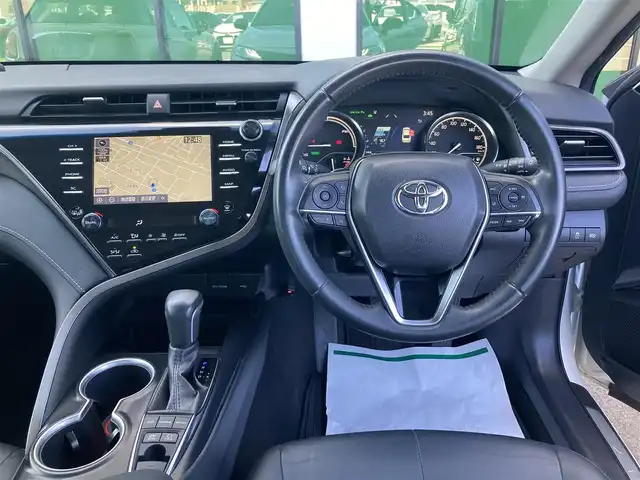 トヨタ カムリ WSレザーパッケージ 香川県 2020(令2)年 8.3万km プラチナホワイトパールマイカ 登録時走行距離：82489km/TRDエアロ/→フロントスポイラー/→サイドスカート/→リヤバンパースポイラー/トヨタセーフティーセンス/→プリクラッシュセーフティ/→レーンディパーチャーアラート/→レーダークルーズコントロール/→クリアランスソナー/→ヘッドアップディスプレイ/純正9インチディスプレイオーディオ/→ナビ機能あり/→フルセグTV・BT/ブラックレザーシート/シートヒーター/パワーシート/革巻きステアリング/ステアリングリモコン/パドルシフト/MTモード付AT/ホールド機能付き電子パーキングブレーキ/LEDヘッドライト/LEDフォグライト/純正18インチAW/スマートキー/プッシュスタート