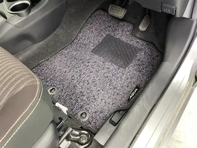 トヨタ アクア G 群馬県 2017(平29)年 5万km シルバーM 社外パナソニックナビ/・フルセグTV/BT/CD/DVD/FM/AM/＝＝＝＝＝/ナビ　フルセグＴＶ　バックカメラ　トヨタセーフティセンス　プリクラッシュセーフティ　レーンディパーチャーアラート　オートマチックハイビーム　ＥＴＣ　クルーズコントロール　プッシュスタート　禁煙車