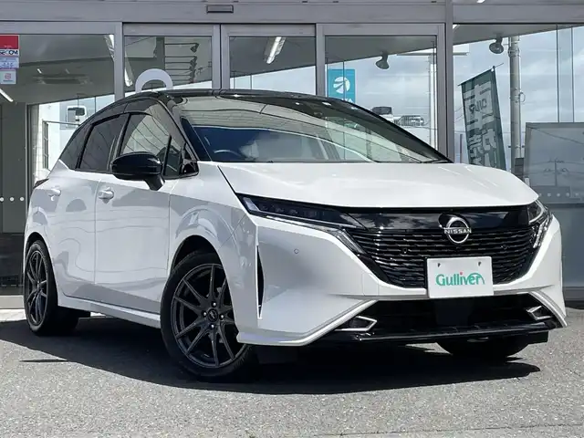 日産 オーラ G FOUR レザーエディション 青森県 2022(令4)年 3.1万km ピュアホワイトパール / スーパーブラック 2トーン 白黒ツートン/純正ナビ（フルセグ/BlueTooth/iPod/AM/FM）/本革白シート/前席シートヒーター/アラウンドビューモニター/フロントバックカメラ/デジタルインナーミラー/ビルトインETC/社外スタッドレスタイヤ積込/エマージェーシーブレーキ/後退時車両検知機能/ふらつき警報機能/フォグランプ/LEDヘッドランプ/ドライブモードセレクター/ブレーキホールド/スペアキー/取扱説明書/保証書