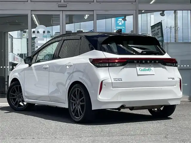 日産 オーラ G FOUR レザーエディション 青森県 2022(令4)年 3.1万km ピュアホワイトパール / スーパーブラック 2トーン 白黒ツートン/純正ナビ（フルセグ/BlueTooth/iPod/AM/FM）/本革白シート/前席シートヒーター/アラウンドビューモニター/フロントバックカメラ/デジタルインナーミラー/ビルトインETC/社外スタッドレスタイヤ積込/エマージェーシーブレーキ/後退時車両検知機能/ふらつき警報機能/フォグランプ/LEDヘッドランプ/ドライブモードセレクター/ブレーキホールド/スペアキー/取扱説明書/保証書
