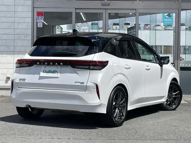 日産 オーラ G FOUR レザーエディション 青森県 2022(令4)年 3.1万km ピュアホワイトパール / スーパーブラック 2トーン 白黒ツートン/純正ナビ（フルセグ/BlueTooth/iPod/AM/FM）/本革白シート/前席シートヒーター/アラウンドビューモニター/フロントバックカメラ/デジタルインナーミラー/ビルトインETC/社外スタッドレスタイヤ積込/エマージェーシーブレーキ/後退時車両検知機能/ふらつき警報機能/フォグランプ/LEDヘッドランプ/ドライブモードセレクター/ブレーキホールド/スペアキー/取扱説明書/保証書
