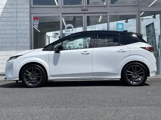 日産 オーラ G FOUR レザーエディション 青森県 2022(令4)年 3.1万km ピュアホワイトパール / スーパーブラック 2トーン 白黒ツートン/純正ナビ（フルセグ/BlueTooth/iPod/AM/FM）/本革白シート/前席シートヒーター/アラウンドビューモニター/フロントバックカメラ/デジタルインナーミラー/ビルトインETC/社外スタッドレスタイヤ積込/エマージェーシーブレーキ/後退時車両検知機能/ふらつき警報機能/フォグランプ/LEDヘッドランプ/ドライブモードセレクター/ブレーキホールド/スペアキー/取扱説明書/保証書