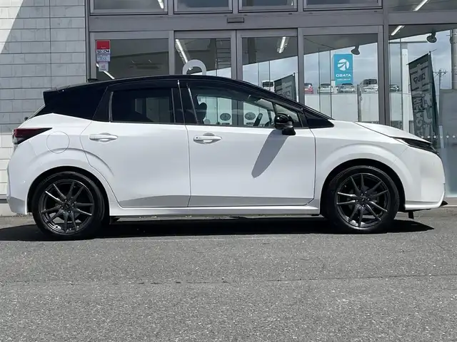 日産 オーラ G FOUR レザーエディション 青森県 2022(令4)年 3.1万km ピュアホワイトパール / スーパーブラック 2トーン 白黒ツートン/純正ナビ（フルセグ/BlueTooth/iPod/AM/FM）/本革白シート/前席シートヒーター/アラウンドビューモニター/フロントバックカメラ/デジタルインナーミラー/ビルトインETC/社外スタッドレスタイヤ積込/エマージェーシーブレーキ/後退時車両検知機能/ふらつき警報機能/フォグランプ/LEDヘッドランプ/ドライブモードセレクター/ブレーキホールド/スペアキー/取扱説明書/保証書