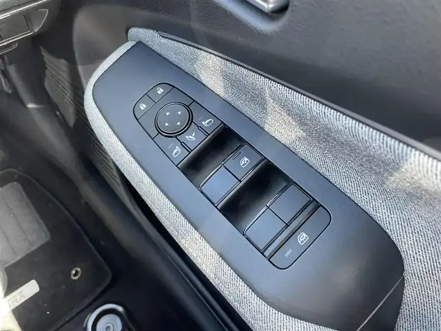 日産 オーラ G FOUR レザーエディション 青森県 2022(令4)年 3.1万km ピュアホワイトパール / スーパーブラック 2トーン 白黒ツートン/純正ナビ（フルセグ/BlueTooth/iPod/AM/FM）/本革白シート/前席シートヒーター/アラウンドビューモニター/フロントバックカメラ/デジタルインナーミラー/ビルトインETC/社外スタッドレスタイヤ積込/エマージェーシーブレーキ/後退時車両検知機能/ふらつき警報機能/フォグランプ/LEDヘッドランプ/ドライブモードセレクター/ブレーキホールド/スペアキー/取扱説明書/保証書