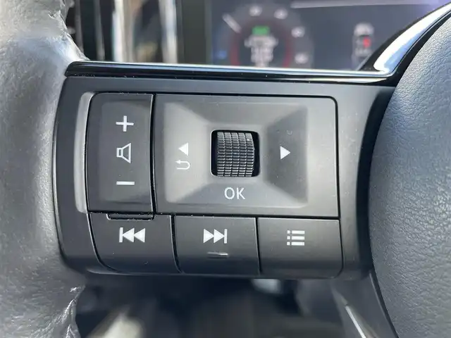 日産 オーラ G FOUR レザーエディション 青森県 2022(令4)年 3.1万km ピュアホワイトパール / スーパーブラック 2トーン 白黒ツートン/純正ナビ（フルセグ/BlueTooth/iPod/AM/FM）/本革白シート/前席シートヒーター/アラウンドビューモニター/フロントバックカメラ/デジタルインナーミラー/ビルトインETC/社外スタッドレスタイヤ積込/エマージェーシーブレーキ/後退時車両検知機能/ふらつき警報機能/フォグランプ/LEDヘッドランプ/ドライブモードセレクター/ブレーキホールド/スペアキー/取扱説明書/保証書