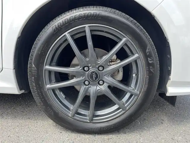 日産 オーラ G FOUR レザーエディション 青森県 2022(令4)年 3.1万km ピュアホワイトパール / スーパーブラック 2トーン 白黒ツートン/純正ナビ（フルセグ/BlueTooth/iPod/AM/FM）/本革白シート/前席シートヒーター/アラウンドビューモニター/フロントバックカメラ/デジタルインナーミラー/ビルトインETC/社外スタッドレスタイヤ積込/エマージェーシーブレーキ/後退時車両検知機能/ふらつき警報機能/フォグランプ/LEDヘッドランプ/ドライブモードセレクター/ブレーキホールド/スペアキー/取扱説明書/保証書