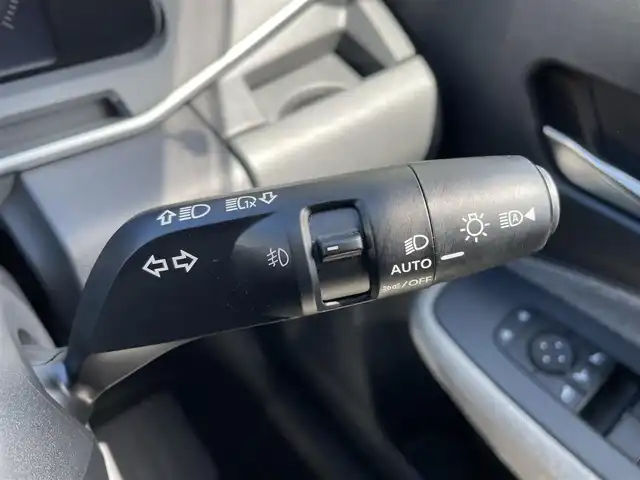 日産 オーラ G FOUR レザーエディション 青森県 2022(令4)年 3.1万km ピュアホワイトパール / スーパーブラック 2トーン 白黒ツートン/純正ナビ（フルセグ/BlueTooth/iPod/AM/FM）/本革白シート/前席シートヒーター/アラウンドビューモニター/フロントバックカメラ/デジタルインナーミラー/ビルトインETC/社外スタッドレスタイヤ積込/エマージェーシーブレーキ/後退時車両検知機能/ふらつき警報機能/フォグランプ/LEDヘッドランプ/ドライブモードセレクター/ブレーキホールド/スペアキー/取扱説明書/保証書
