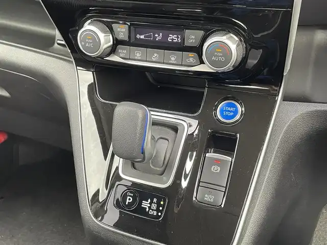 日産 セレナ e－パワー ハイウェイスター V 佐賀県 2022(令4)年 3.5万km ダイヤモンドブラック 純正9インチSDナビゲーション/・フルセグTV/CD/DVD/SD/Bluetooth/フリップダウンモニター/アラウンドビューモニター/前方ドライブレコーダー/ビルトインETC/デジタルインナーミラー/両側パワースライドドア/電子パーキングブレーキ/・AUTO HOLD機能/後席エアコン/キャプテンシート/後席サンシェード/ISOFIX対応/革巻きステアリング/ステアリングリモコン/純正16インチアルミホイール/純正LEDヘッドライト/純正LEDフォグランプ/純正フロアマット/新車保証書/取扱説明書/スペアキー１本/360°セーフティアシスト/・インテリジェントクルーズコントロール/・レーンディパーチャーワーニング/・ブラインドスポットインフォメーション/・エマージェンシーブレーキ/・標識表示機能/・クリアランスソナー/・ふらつき警報