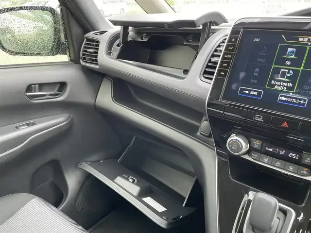 日産 セレナ e－パワー ハイウェイスター V 佐賀県 2022(令4)年 3.5万km ダイヤモンドブラック 純正9インチSDナビゲーション/・フルセグTV/CD/DVD/SD/Bluetooth/フリップダウンモニター/アラウンドビューモニター/前方ドライブレコーダー/ビルトインETC/デジタルインナーミラー/両側パワースライドドア/電子パーキングブレーキ/・AUTO HOLD機能/後席エアコン/キャプテンシート/後席サンシェード/ISOFIX対応/革巻きステアリング/ステアリングリモコン/純正16インチアルミホイール/純正LEDヘッドライト/純正LEDフォグランプ/純正フロアマット/新車保証書/取扱説明書/スペアキー１本/360°セーフティアシスト/・インテリジェントクルーズコントロール/・レーンディパーチャーワーニング/・ブラインドスポットインフォメーション/・エマージェンシーブレーキ/・標識表示機能/・クリアランスソナー/・ふらつき警報