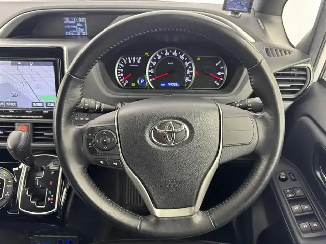 トヨタ ヴォクシー ZS 煌Ⅱ 愛知県 2017(平29)年 4.4万km ホワイトパールクリスタルシャイン 純正ナビ/（フルセグ／ＢＴ／ＣＤ／ＤＶＤ）/バックモニター/衝突被害軽減システム　/12.1インチ後席モニター/両側パワースライドドア/オートマチックハイビーム/ドライブレコーダー/ＵＳＢ入力端子/オートライト/ＥＴＣ/純正ＡＷ