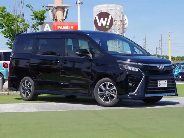 トヨタ ヴォクシー ZS 千葉県 2017(平29)年 5.5万km ブラック 205/60R16/Toyota Safety Sense/・プリクラッシュセーフティ/・レーンディパーチャーアラート/・オートハイビーム/クルーズコントロール/両側パワースライドドア/社外メモリーナビ/地デジTV/【DVD/CD再生機能　Bluetooth接続】/バックカメラ/フリップダウンモニター（RSH10S-L）/ドライブレコーダー（DRT-H66A）/革巻きステアリング/ETC/LEDヘッドライト/フォグライト/ウインカーミラー/純正16インチアルミホイル/スマートキー